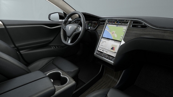 Tesla расширила возможности системы автопилотирования