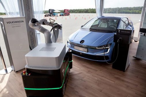 Volkswagen планирует применять роботов для обслуживания автомобилей