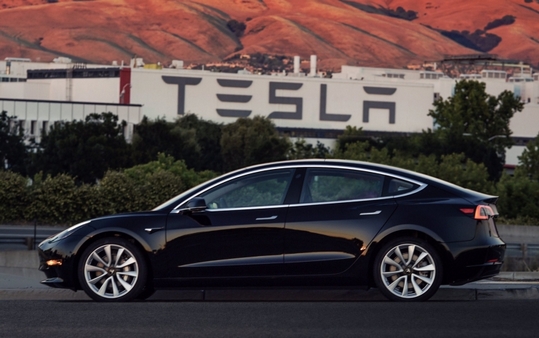 Илон Маск представил первый серийный образец Tesla Model 3